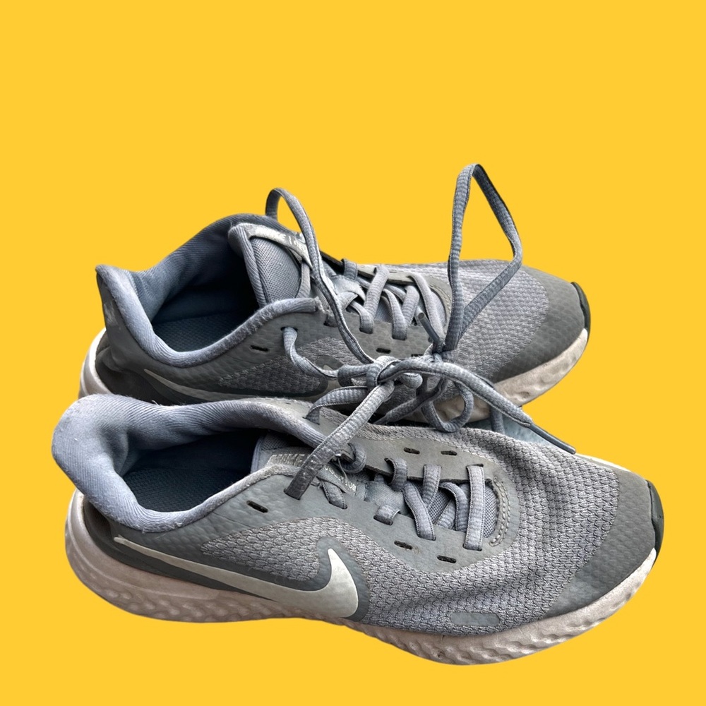 NIKE REVOLUTION COOL GRAY RUNNING SHOES SIZE 3.5Y